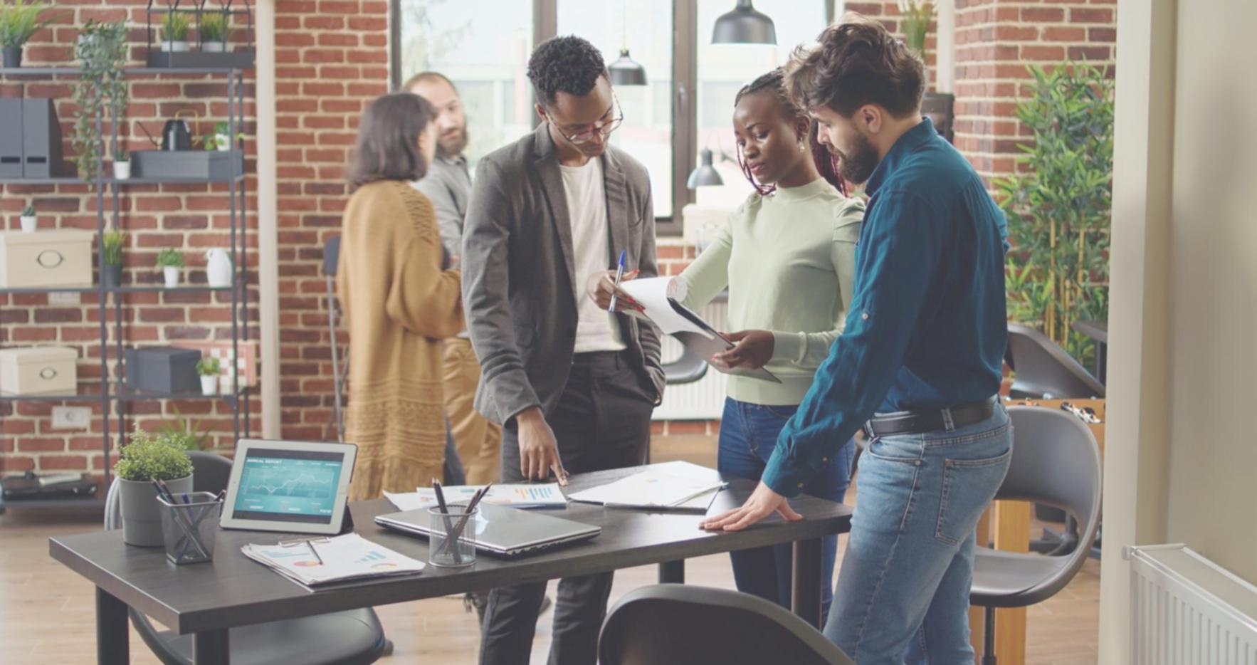Équipe en formation sur l'analyse financière collaborative