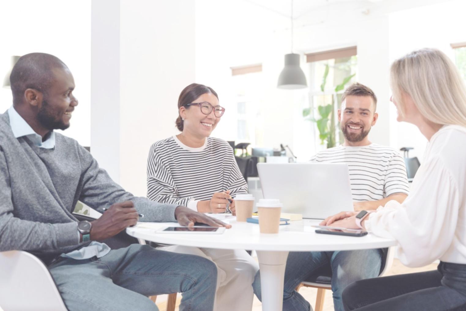 Équipe travaillant ensemble sur un projet de culture d'entreprise
